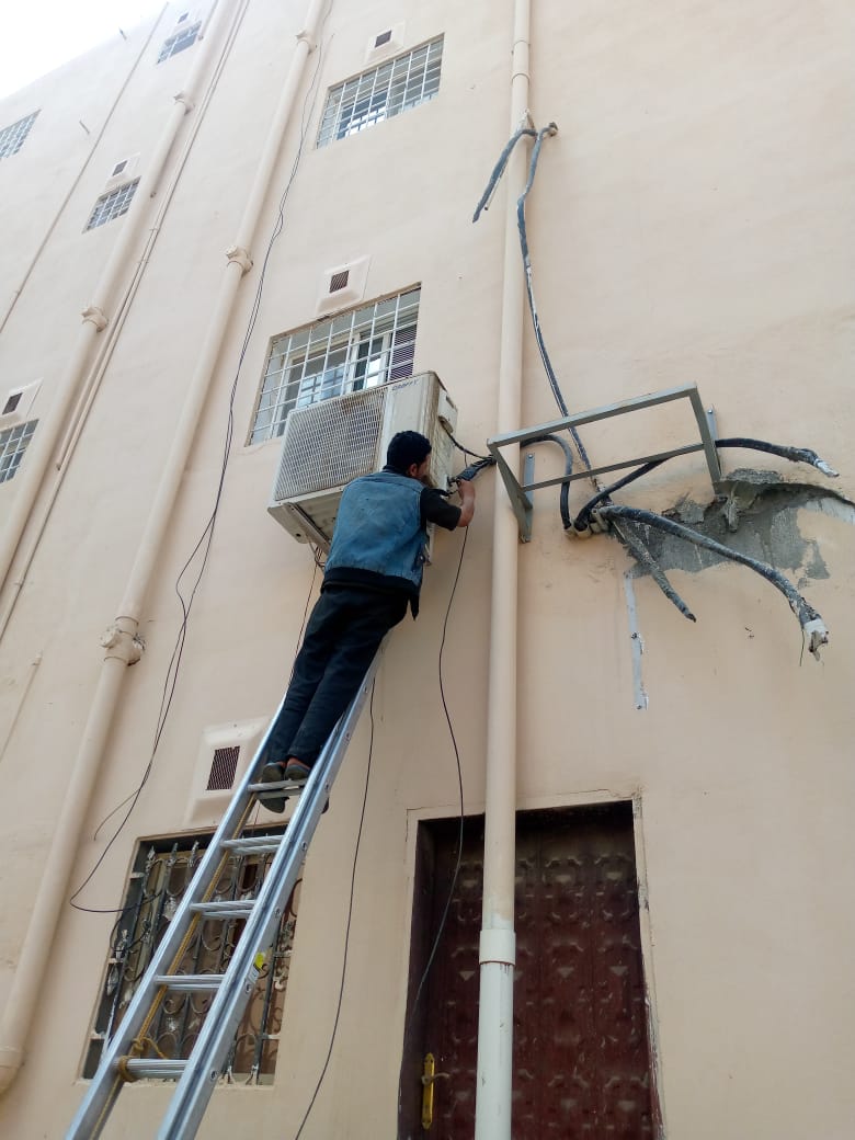 صيانة وفك مكيف خارجي على السلم